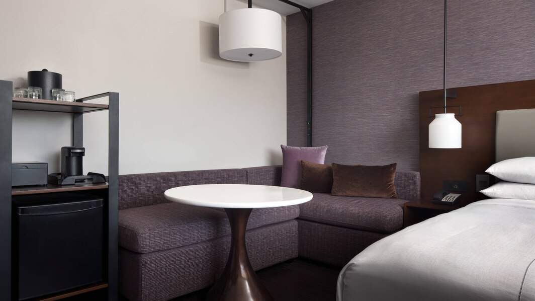 1 Bedroom Suite, 1 King, Mountain view, Balcony